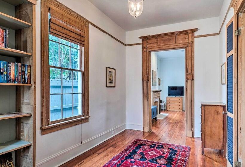Comfy Central Natchez Hideaway: Walk To Dtwn!
