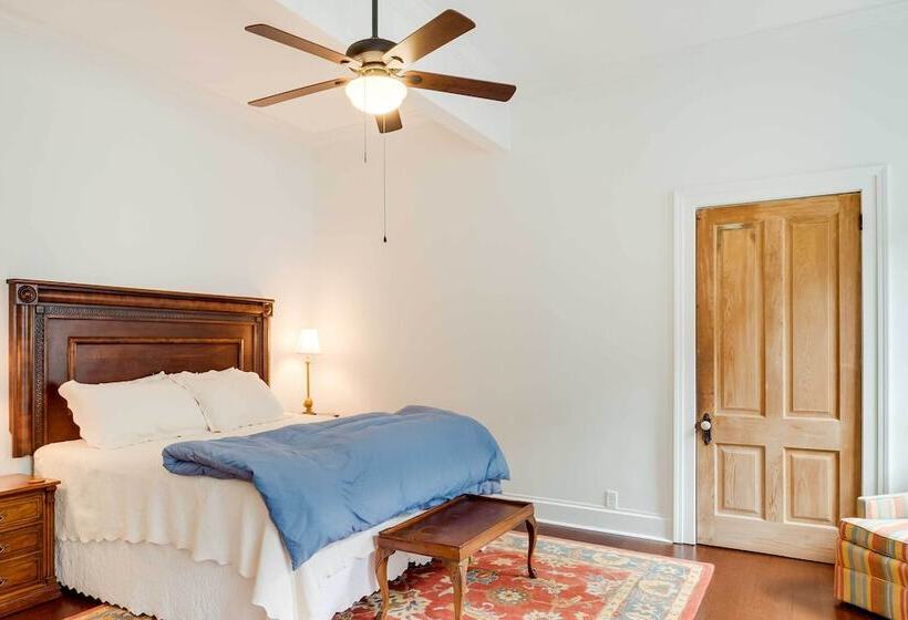 Comfy Central Natchez Hideaway: Walk To Dtwn!