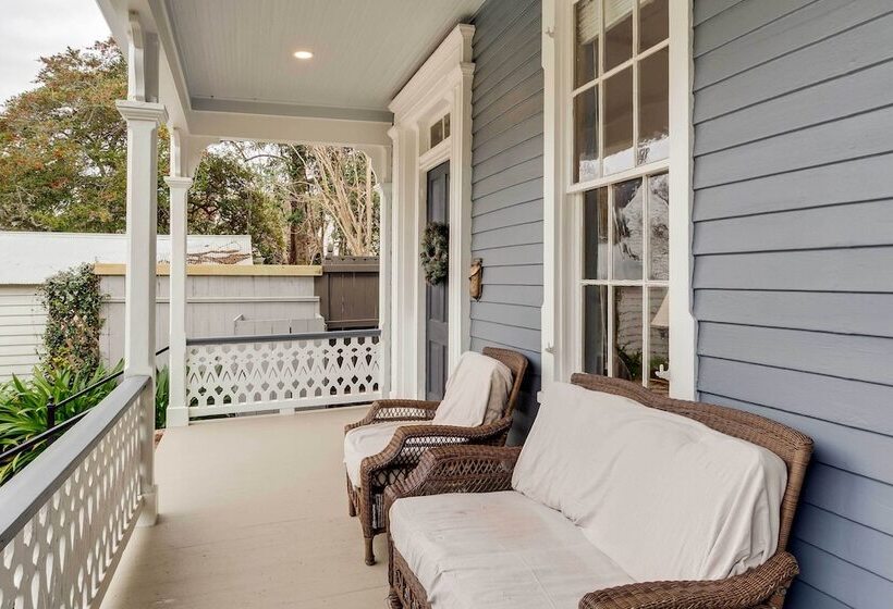 Comfy Central Natchez Hideaway: Walk To Dtwn!