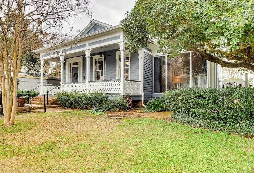 Comfy Central Natchez Hideaway: Walk To Dtwn!