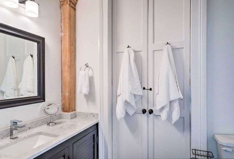 Comfy Central Natchez Hideaway: Walk To Dtwn!