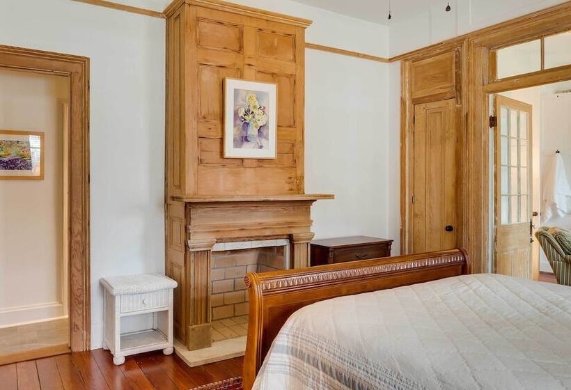 Comfy Central Natchez Hideaway: Walk To Dtwn!