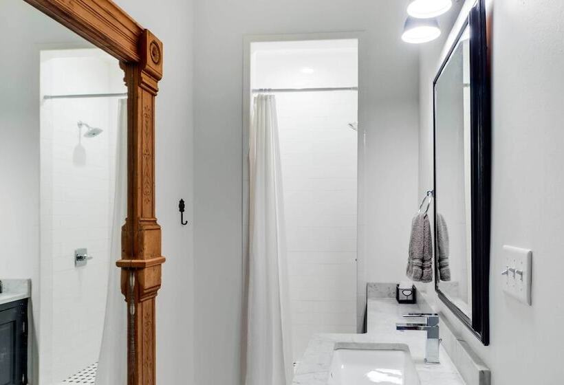 Comfy Central Natchez Hideaway: Walk To Dtwn!