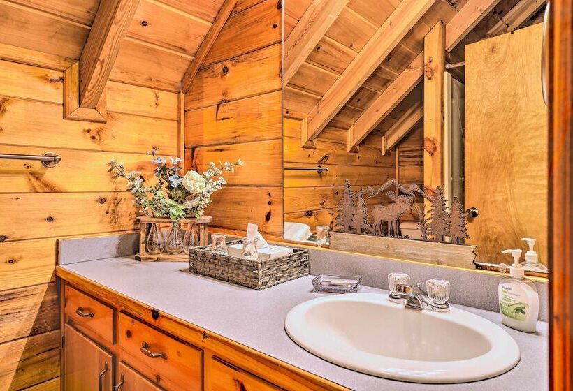 Cozy Blue Ridge Cabin W/ Hot Tub!