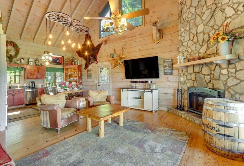 Cozy Cherry Log Cabin W/ Hot Tub & Mountain Views!