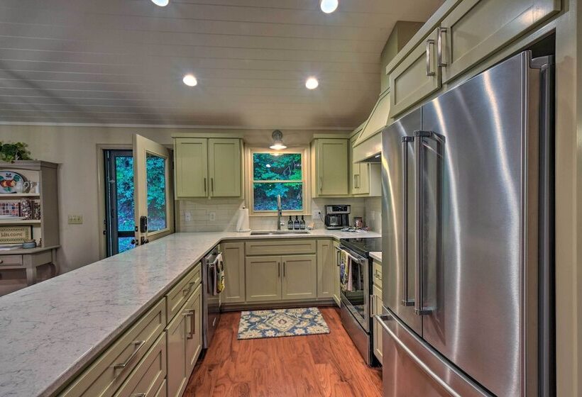 Cozy Clayton Cabin W/ Deck & Mountain Views!