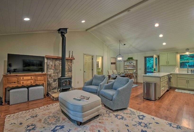 Cozy Clayton Cabin W/ Deck & Mountain Views!