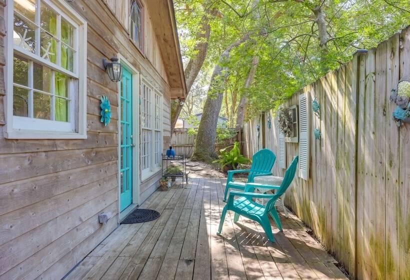 Cozy Coastal Cottage: Walk To Shops And Beach!