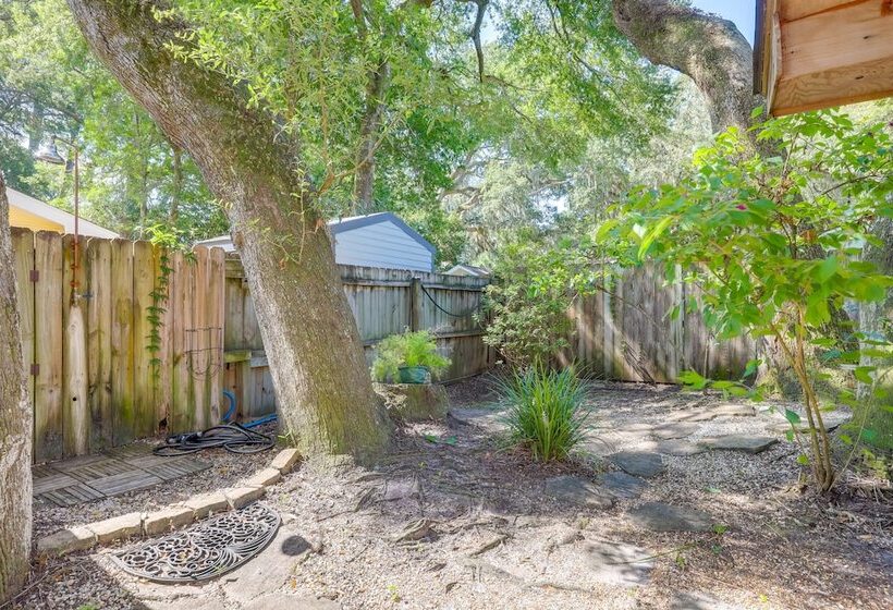 Cozy Coastal Cottage: Walk To Shops And Beach!