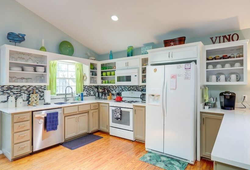 Cozy Coastal Cottage: Walk To Shops And Beach!