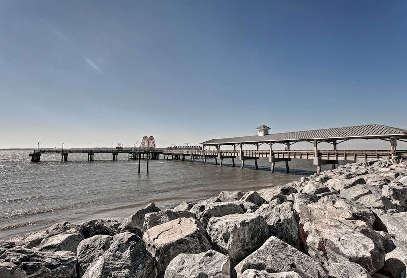 Cozy Coastal Cottage: Walk To Shops And Beach!