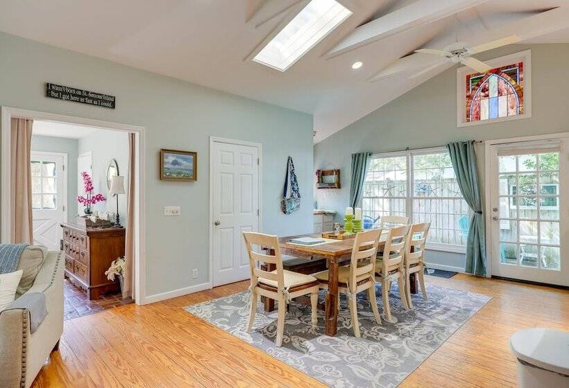 Cozy Coastal Cottage: Walk To Shops And Beach!