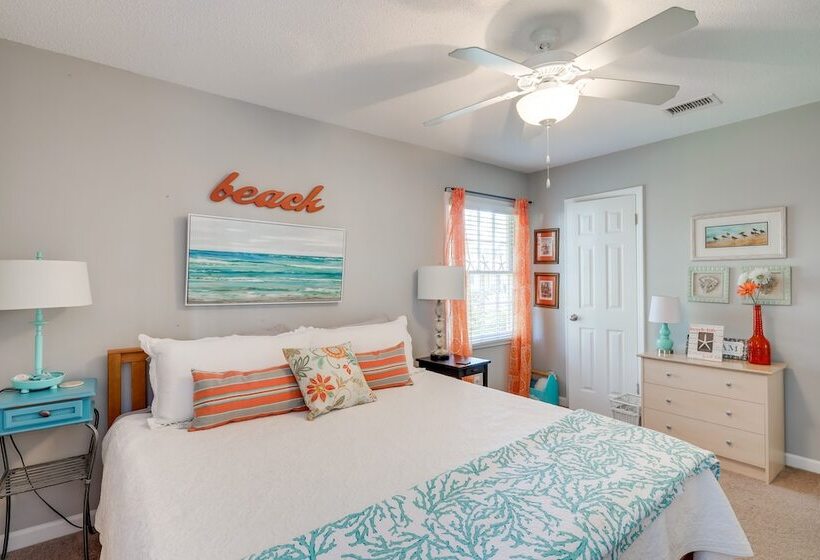 Cozy Coastal Cottage: Walk To Shops And Beach!