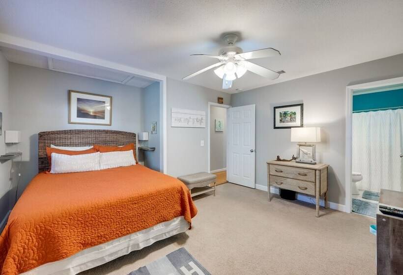 Cozy Coastal Cottage: Walk To Shops And Beach!