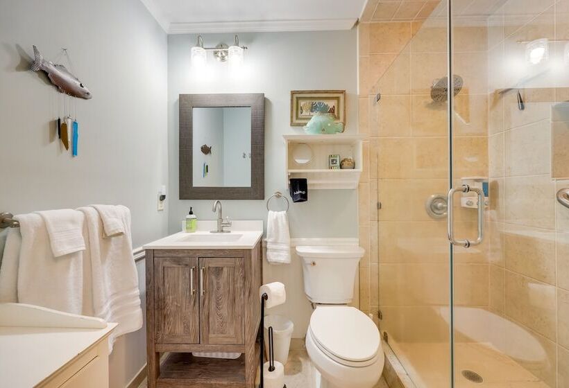 Cozy Coastal Cottage: Walk To Shops And Beach!