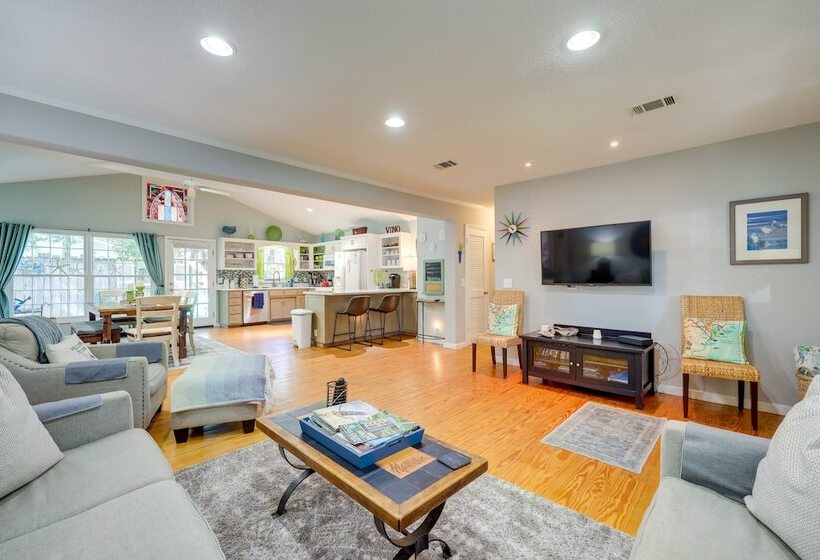 Cozy Coastal Cottage: Walk To Shops And Beach!