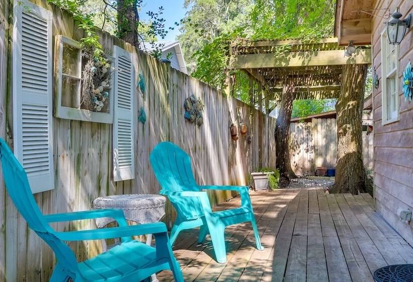 Cozy Coastal Cottage: Walk To Shops And Beach!