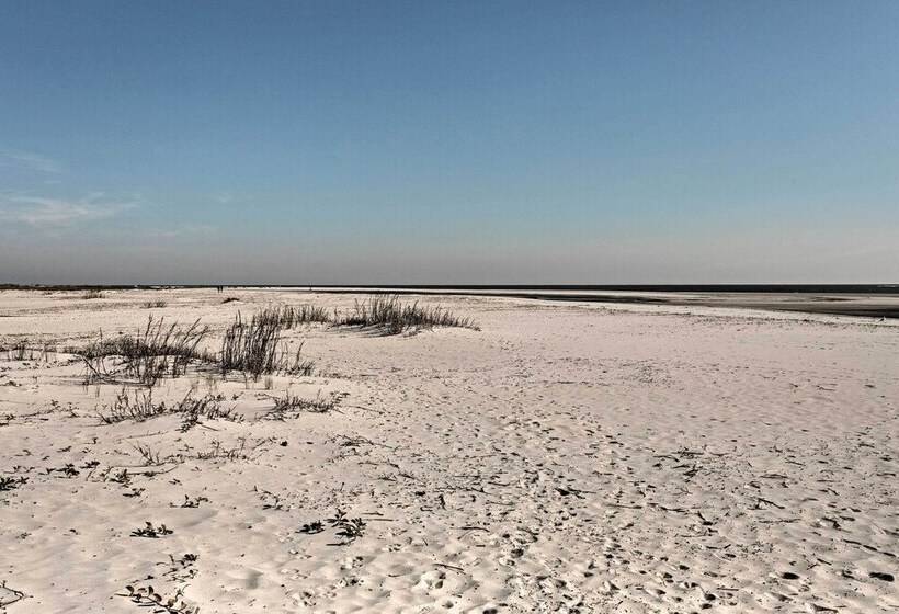 Cozy Coastal Cottage: Walk To Shops And Beach!