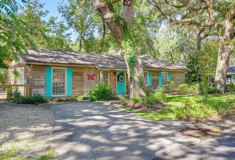 Cozy Coastal Cottage: Walk To Shops And Beach!