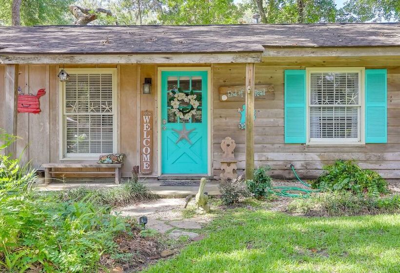 Cozy Coastal Cottage: Walk To Shops And Beach!