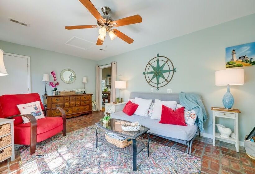 Cozy Coastal Cottage: Walk To Shops And Beach!