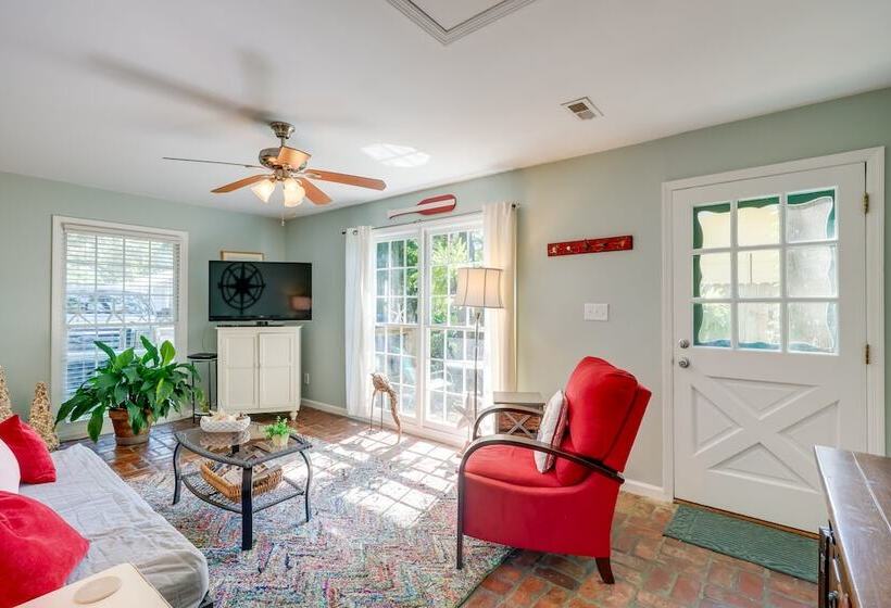 Cozy Coastal Cottage: Walk To Shops And Beach!