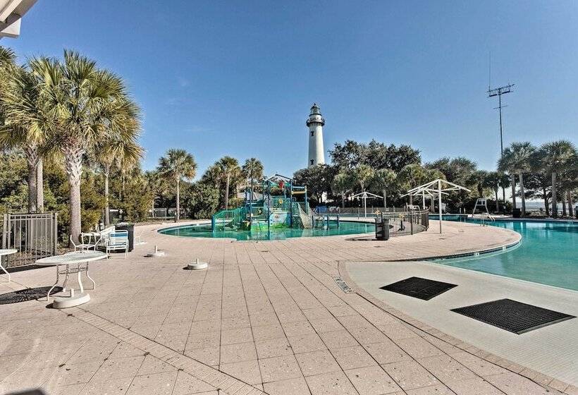 Cozy Coastal Cottage: Walk To Shops And Beach!