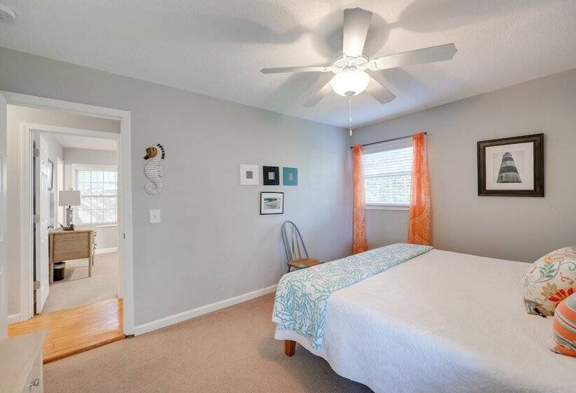 Cozy Coastal Cottage: Walk To Shops And Beach!