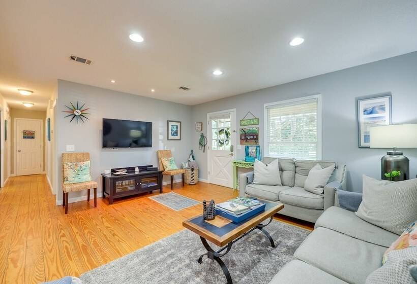 Cozy Coastal Cottage: Walk To Shops And Beach!