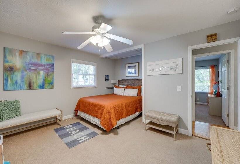 Cozy Coastal Cottage: Walk To Shops And Beach!