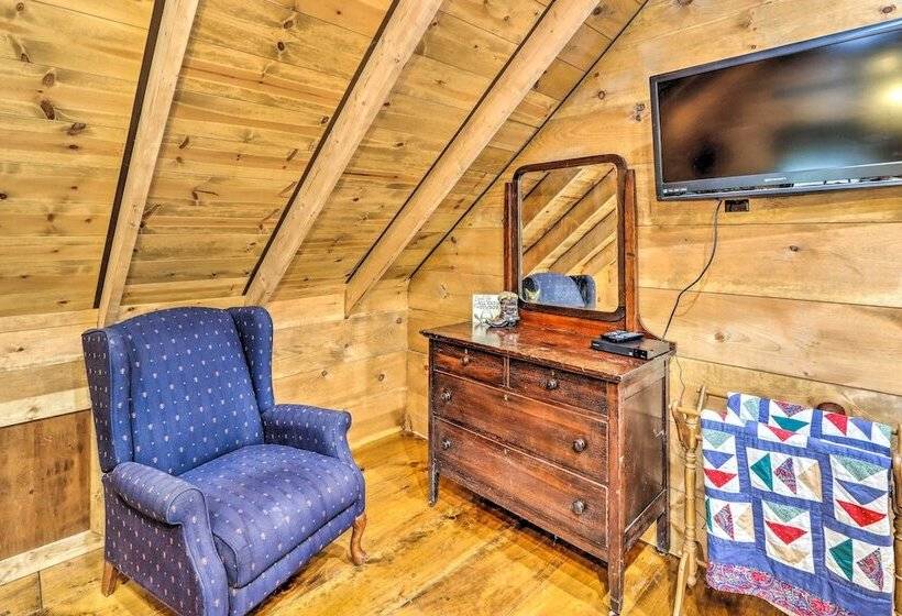 Cozy Creekside Mountain Escape W/ Hot Tub!