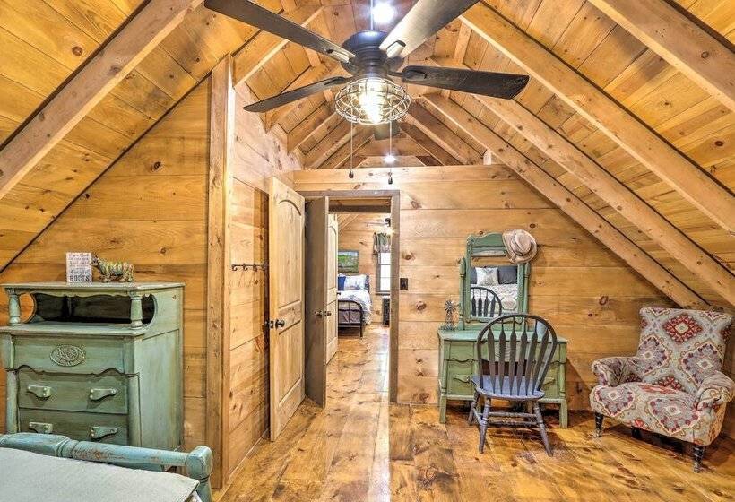 Cozy Creekside Mountain Escape W/ Hot Tub!