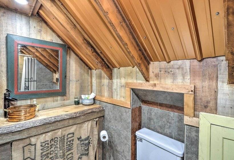 Cozy Creekside Mountain Escape W/ Hot Tub!