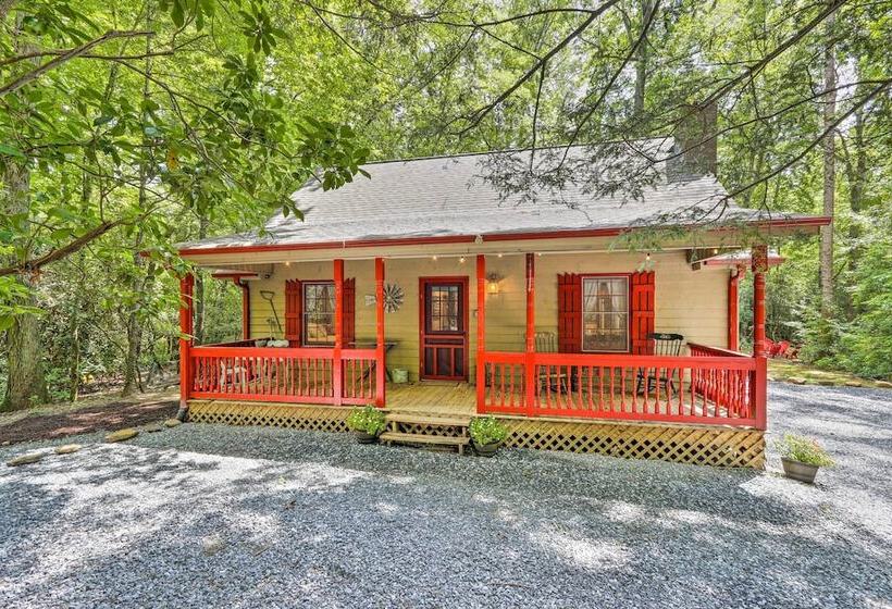 Cozy Creekside Mountain Escape W/ Hot Tub!