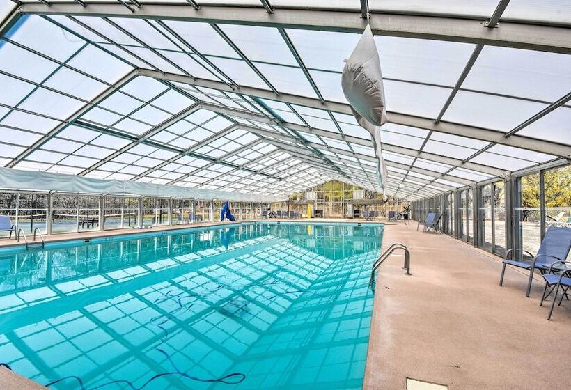 Cozy Ellijay Cabin W/ Deck + Indoor Pool Access!