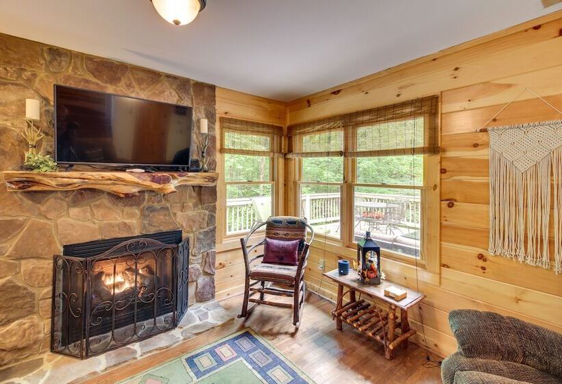 Cozy Ellijay Cabin W/ Deck + Indoor Pool Access!