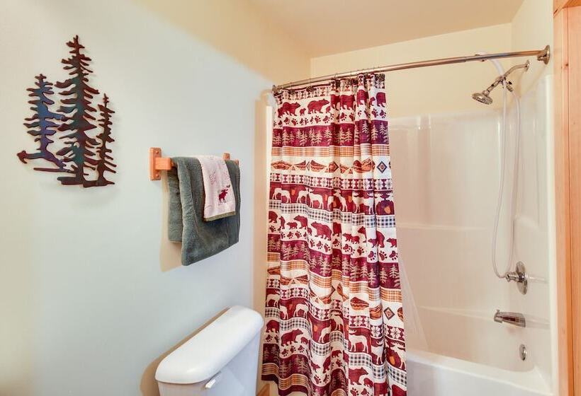 Cozy Ellijay Cabin W/ Deck + Indoor Pool Access!