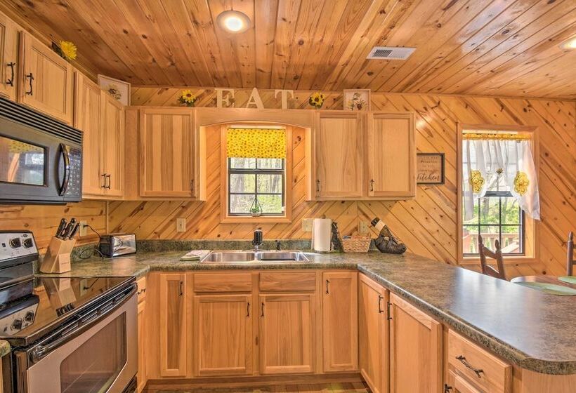 Cozy Hiawassee Cabin W/ Fire Pit & Mtn Views!