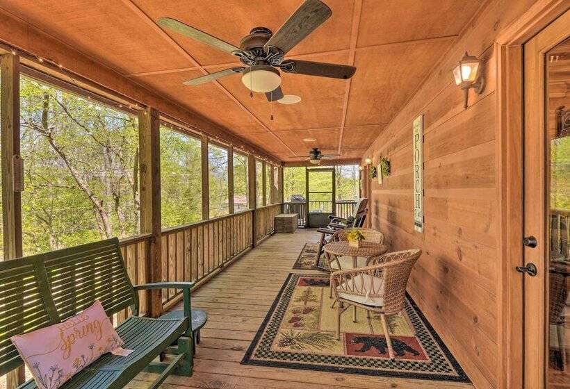 Cozy Hiawassee Cabin W/ Fire Pit & Mtn Views!