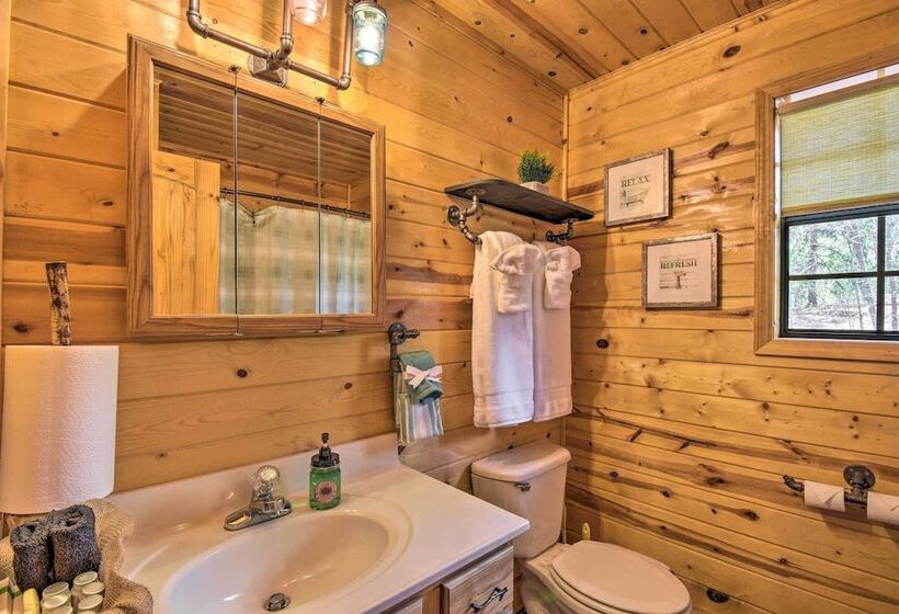 Cozy Hiawassee Cabin W/ Fire Pit & Mtn Views!