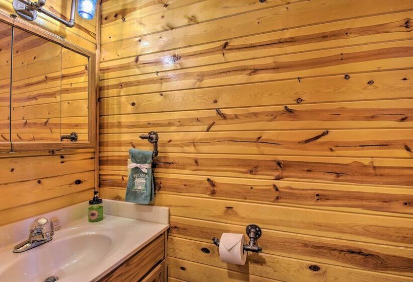 Cozy Hiawassee Cabin W/ Fire Pit & Mtn Views!