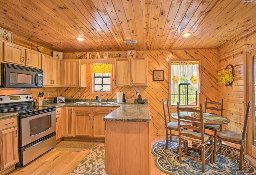Cozy Hiawassee Cabin W/ Fire Pit & Mtn Views!