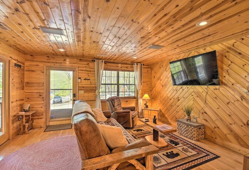 Cozy Hiawassee Cabin W/ Fire Pit & Mtn Views!