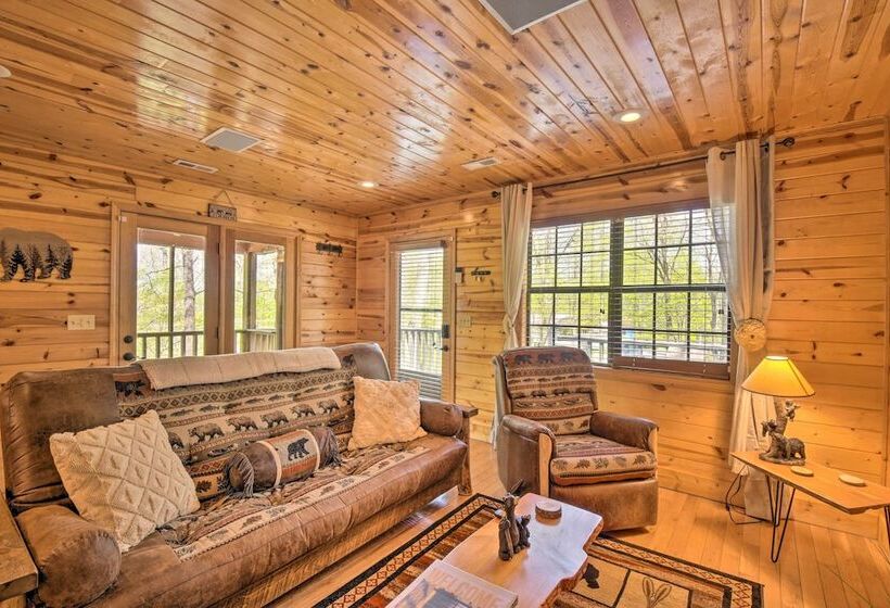 Cozy Hiawassee Cabin W/ Fire Pit & Mtn Views!