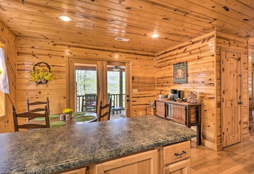Cozy Hiawassee Cabin W/ Fire Pit & Mtn Views!