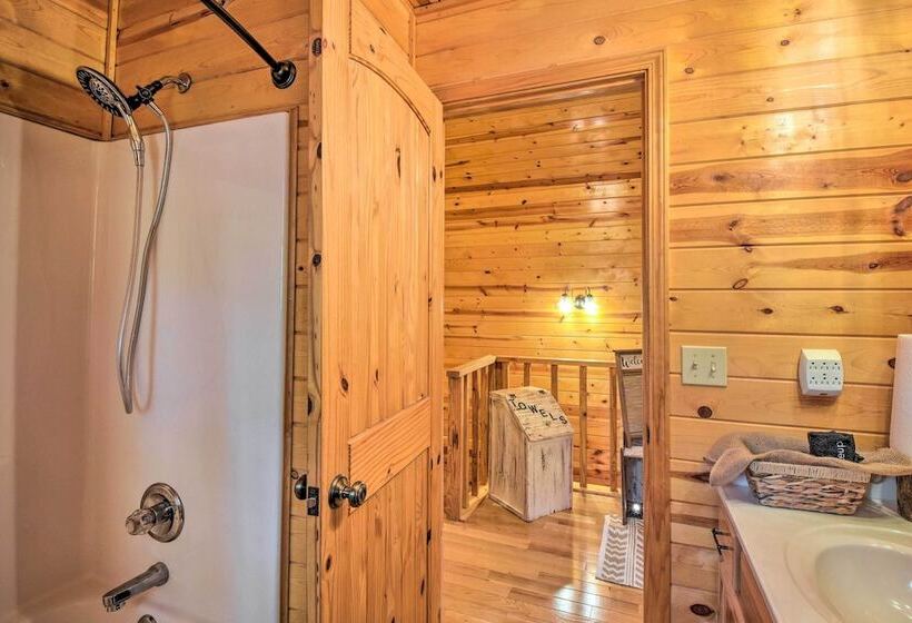 Cozy Hiawassee Cabin W/ Fire Pit & Mtn Views!