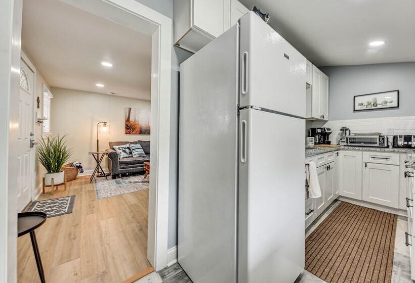 Cozy Jacksonville Cottage, Walkable Location!