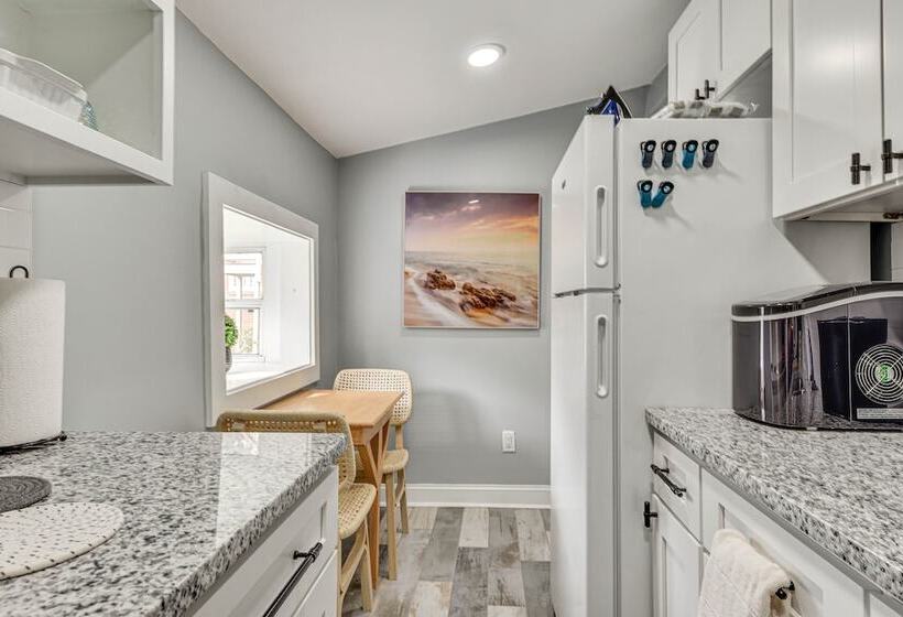 Cozy Jacksonville Cottage, Walkable Location!