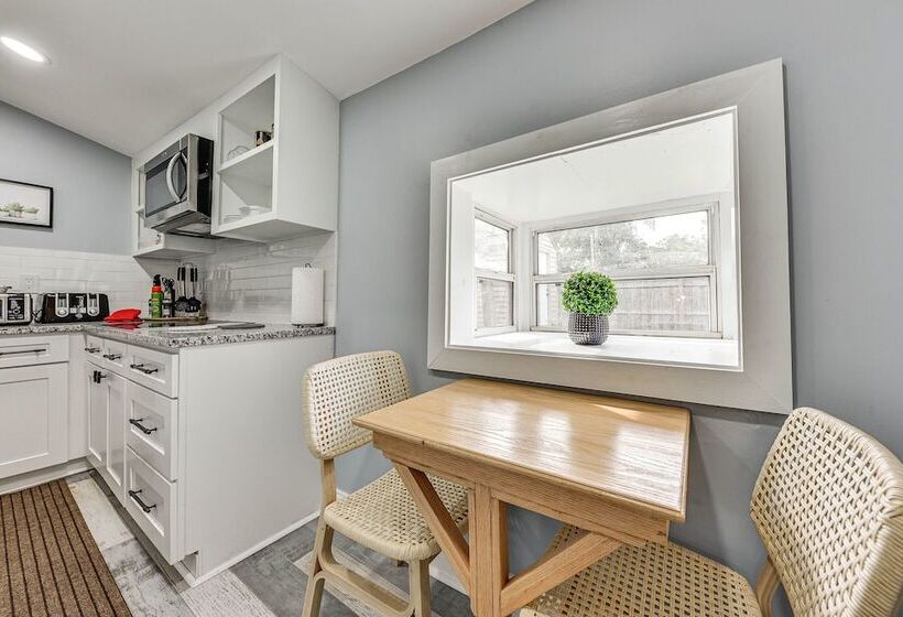 Cozy Jacksonville Cottage, Walkable Location!