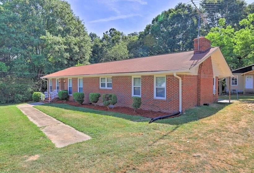 Cozy Jonesboro Abode W/ Yard   18 Mi To Dtwn!